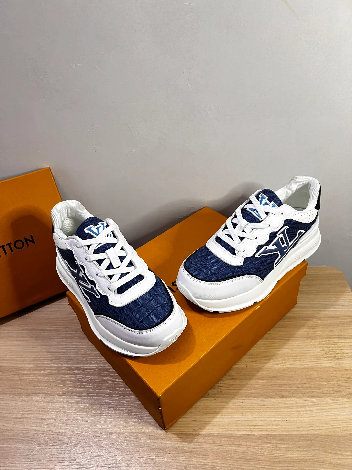 Factory price: 438💰LV men's classic casual sneakers. This sneaker is made of soft cow leather and has a classic logo. The classic logo shapes the elegant upper. The thick yet lightweight rubber outsole is embossed with the Louis Vuitton logo. The padded insole and technical lining once again upgrade the comfort experience. The calfskin lining imported from Italy is high-end and comfortable, and the original outsole is light and wear-resistant! Purely handmade, details determine quality! Size: 38-45, customized 45